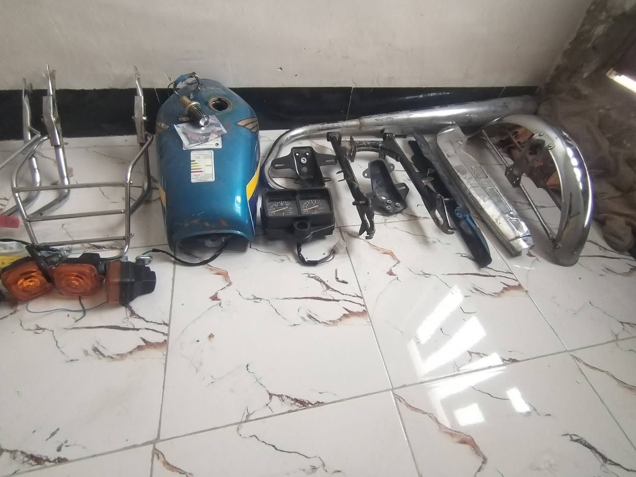 كابريتر اربعة كير jaban
تانكي نضيف وما بي أي شي
سوبايات 3 بس التفصال عوزها لحيم راسطة صغيرة
دشوبل ارشا
ماشة نامة
قبق زنجيل طياري وقبق ستيل قطعه وحدَة وقبق كامل مابي شي جاهز
جاملغ امامي بي فطر ب ذراع الي ينشد ب دبل
اشاير 4
راسطات بك لايت
وجك بوكسر عوزه لحيم
صالنصه كاتم بلاد

 هاي تفاصيل كاملة مو تراسلني شبيهن وشبيهن
+عندي صندوق دلفري جاهز هوة وسوبايتة كبل تشد 

سعرهن كلهن 55 وبيهن مجال بسيط
***********
مكاني نجف حي النداء عامود 54 سايدين الاميرات مقابل مول بغداد
مو تراسلني وتطلع بغير محافظة اقرة تفاصيل
