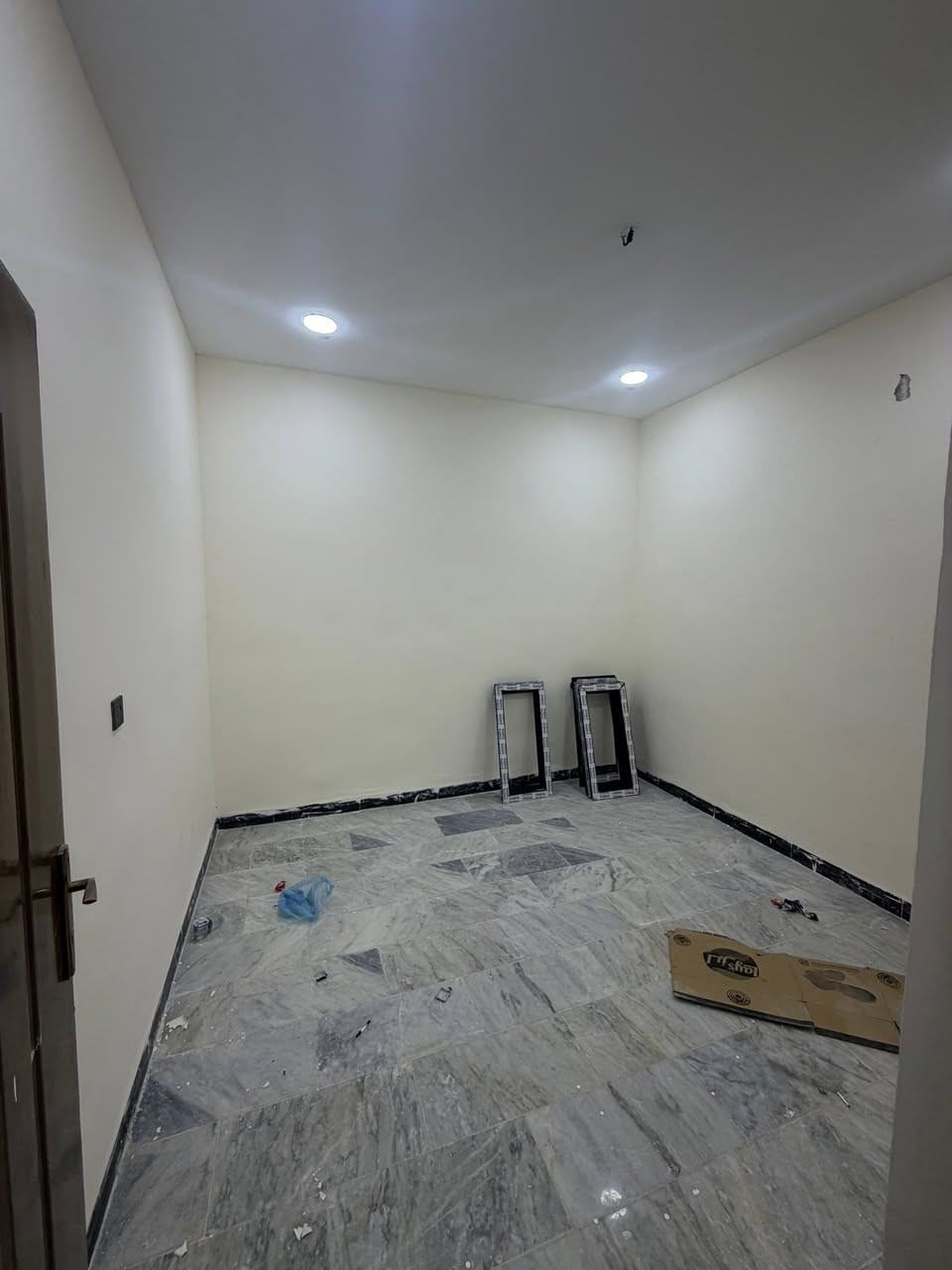 مشتمل للبيع الشعب مقابيل مطعم حجي عادل 

المساحه ٦٦ متر الواجهه ٤ اله ربع ونزال ١٧ ونص 

استقبال وخدمات وغرفه نوم جوه وصاله ومطبخ 

الطابق الثاني غرفتين نوم مع خدمات ٦٥ مليون طابو 

معروض بمكتب الكناني ***********
