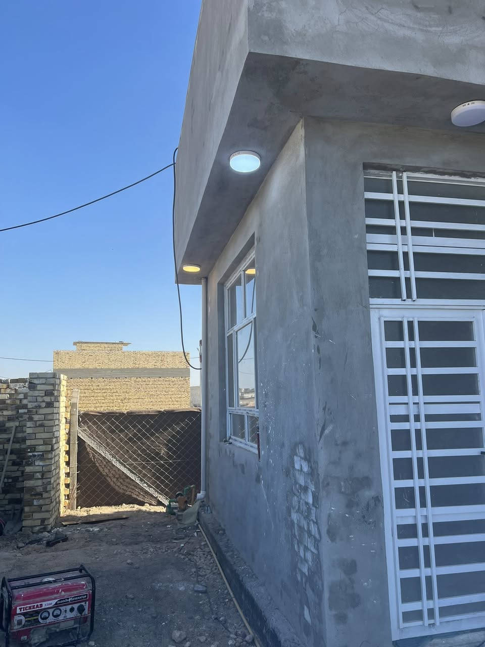 دار للبيع 
مساحة 280م طابو زراعي سند25
بناء حديث وخدمات كامله
@@@
نقص فقط سياج وتطبيگ السطح
@@@
ملاحظه تريد واقع حال تريده كامل 
@@@
يحتوي على
غرف نوم عدد2
كلدور
مطبخ
استقبال
كراج وحديقه
الموقع //ورديه داخل المقاطعه المقابل مدرسة مالك الأشتر الابتدائية
للاستفسار اكثر الاتصال على الرقم 
***********
