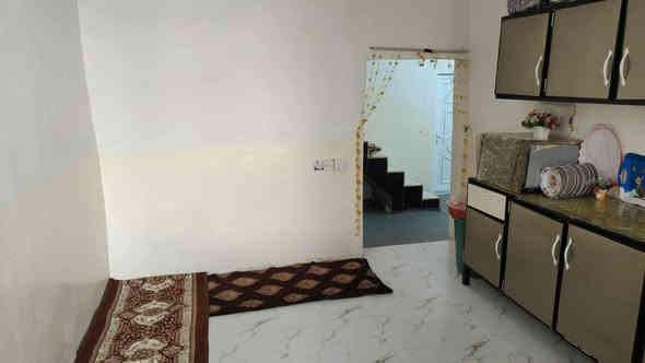 دار للبيع تجاوز حي المرحلين  بالفرع مال الاخ  احمد تنكجي
مساحتها  الكلي 370 متر  مع قطعة فارغة ابظهر البيت الصوره واضحه كدام عينك البيت مكونه من غرفتين واستقبال وهول  ومطبخ ومجموعة  الدرج وصحيات  للاستفسار *********** سعرها 40مليون بيه مجال
