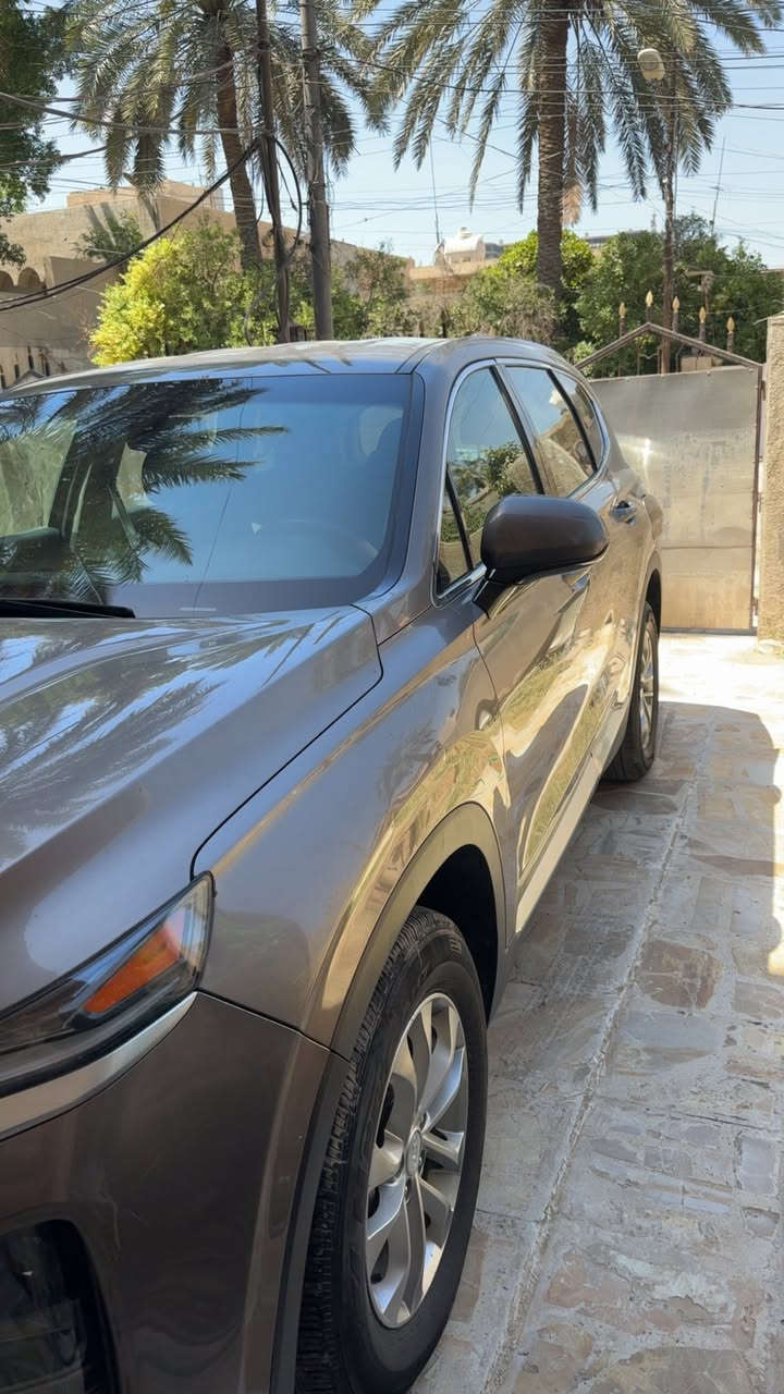 سنتافي 2019  SEL
سنتافي 2019 لون رصاصي بني 

محرك GDI 2400  ماشية 75000 وارد امريكي 

مدخل USB/AUX ، مقعد السايق كهرباء ، مرايات كهرباء ،حساسات لتغيير مسارات ،وحساس خلفي ، كرسي تدفئة، قطعتين تبريد ، مثبت سرعة وتحديد مسار 

ليد خارجي ليلي سيارة مبيها بس شخطتين ع باب جهة السايق

Carplay , auto android , اوتو هولد ، نقطة عمياء و حساس ضغط الاطار ،مثبت سرعة 

سعر 18,000 وبيه مجال
تواصل على الرقم ***********
