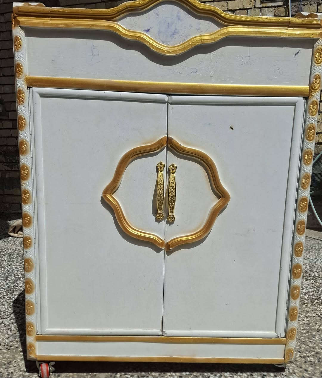 السلام عليكم
سرير طفل للبيع صاج درجة اولى 
يحتوي على مجر و كومدي بابتين اضافة الى صفحة متحركة 
مكاني بغداد التاجي/خلف مركز الشرطة 
للاستفسار الاتصال 
*********** واتس اب 
***********
