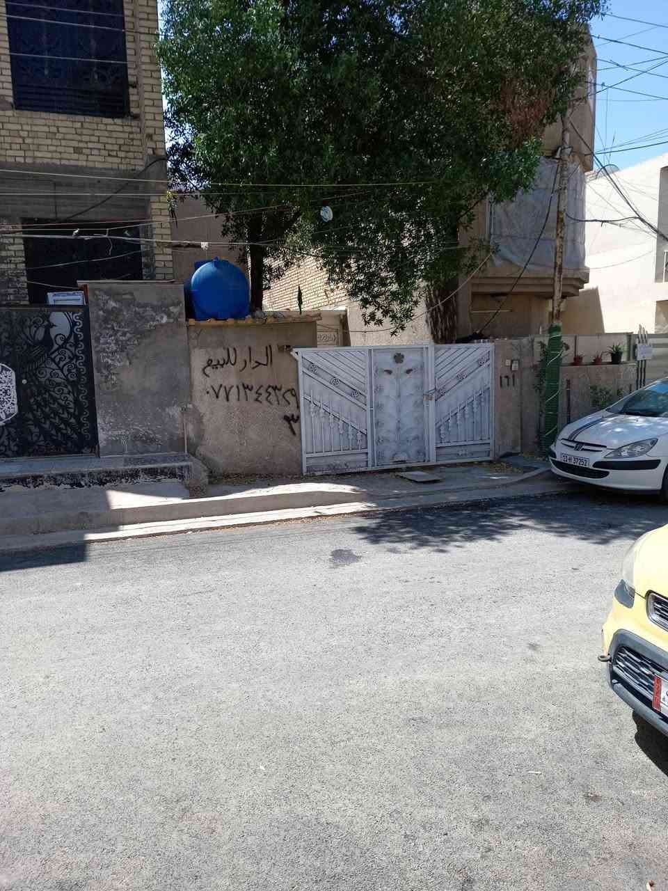 دار للبيع سكنية بموقع راقي ومخدوم في (شهداء السيدية).
📌 تفاصيل:
▪️ المساحة: 100 متر مربع، واجهة 5*20
▪️ نوع السند: ملك طابو صرف
▪️ غرفة سويت ومنورين وصالة جبيرة وحديقة وكراج مسيجة وبها باب رئيسي وأرضيتها مبلطة ومجهزة (مثل ما موضح بالصور). 
​📞 للاستفسار ومعاينة المكان، تواصلوا وياي على الخاص، أو اتصلوا على الرقم:*********** 
​#عقارات_بغداد #السيدية #شهداء_السيدية #طابو_صرف #عقارات_للبيع #اراضي_بغداد
