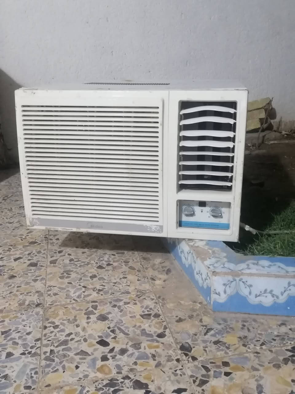 مكيف طن ونص نضيف شرط الفحص شاشه حجم ٣٢ للبيع اتصال هاتفي ***********
