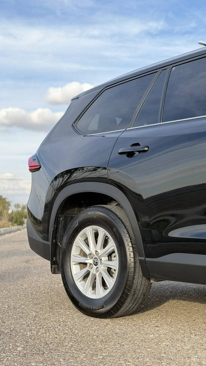 سيارة عائلية و سبعة راكب ( vip) و هايبرد ( اقتصادي) و دبل اكسل و بانوراما
.
Toyota Grand highlander 2024 
.
XLE - AWD - hybrid 
ماشیە ٢٠ الف مایل
.
• المحرك: 4 سلندر، سعة 2.5 لتر (هايبرد).
• القوة: 245 حصان.
• نظام الدفع: دفع رباعي (دبل اكسل / AWD)
.أنماط قيادة متعددة (Sport - Eco - Normal).
• المقاعد: 3 صفوف من المقاعد (تتسع لـ 7 ركاب).
.کشن vip
مقاعد جلد.
مقاعد كهربائية
تدفئة المقاعد الأمامية والخلفية.
. مقاعد الصف الثالث مرتفعة ومريحة.
صندوق خلفي كهربائي
شاشة كبيرة مقاس 12.3 إنش.
گیج دیجیتاڵ
دعم نظام كاربلاي (Apple CarPlay).
منافذ Type-C متوفرة في جميع الصفوف الثلاثة
. رادار كامل (Full Radar).
فرامل تلقائية (Auto Brake).
نظام قراءة علامات المرور
رادار المرايا الجانبية لنظام كشف النقاط العمياء (Blind Spot Monitor).
المرايا: مرايا جانبية مدفأة (Heated Mirrors).
أضواء أمامية LED.
ويل مقاس 18 إنش.

سیارة بدون صبغ بس شوي pdr من چاملغ و من صندوق شویە بارد سونار موجود اي واحد یرید ادزلە ـ رقم شاصي :
5TDACAB58RS017603
.
سعر السيارة ٣٨٠ ورقة و بي مجال بسيط 
.
***********
