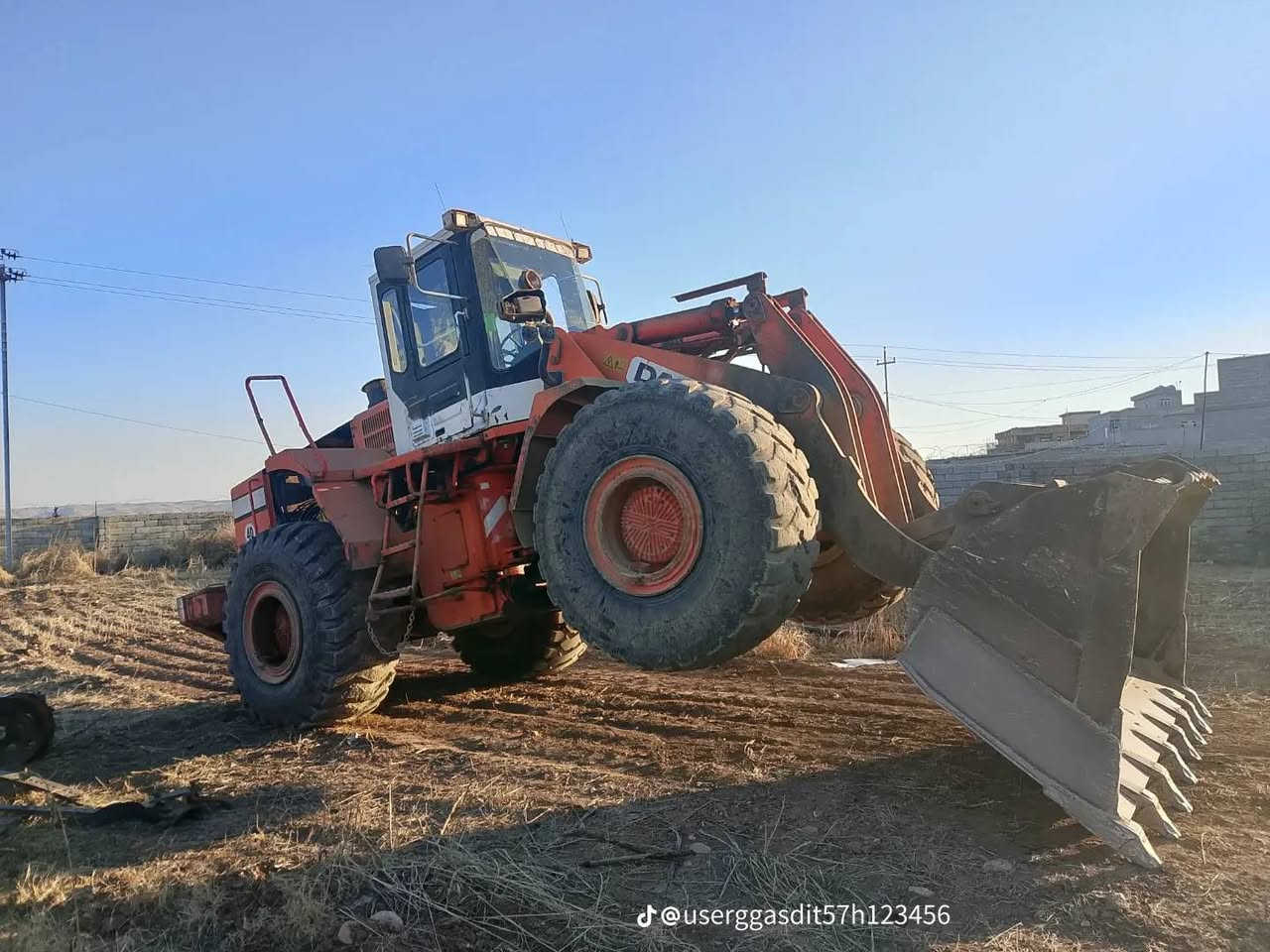 سلام عليكم 
شفل دايو للبيع حجم (90) موديل 2002
رقم الهاتف *********** يوجد واتساب
