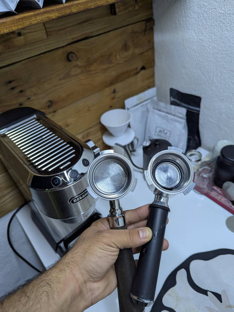 للبيع ماكينة قهوة De'Longhi Dedica ec685 بحالة ممتازة وشغالة تمام.
​المواصفات والملحقات:
​البورتافلتر الأصلي: موجود مع الماكينة.
​بورتافلتر مكشوف (Bottomless): مرفق إضافي لاستخلاص احترافي وشكل كريمي أفضل.
​الحالة: الماكينة نظيفة جداً، خزان المياه كان فيه كسر وتم إصلاحه بالكامل (شغال 100% بدون أي تسريب).
​السعر: مناسب جداً وقابل للتفاوض.
للتواصل والاستفسار: خاص


**إذا كنت صاحب هذا الإعلان وتريد حذفه لأي سبب، رجاءا أرسل رسالة إلى الدعم الفني**