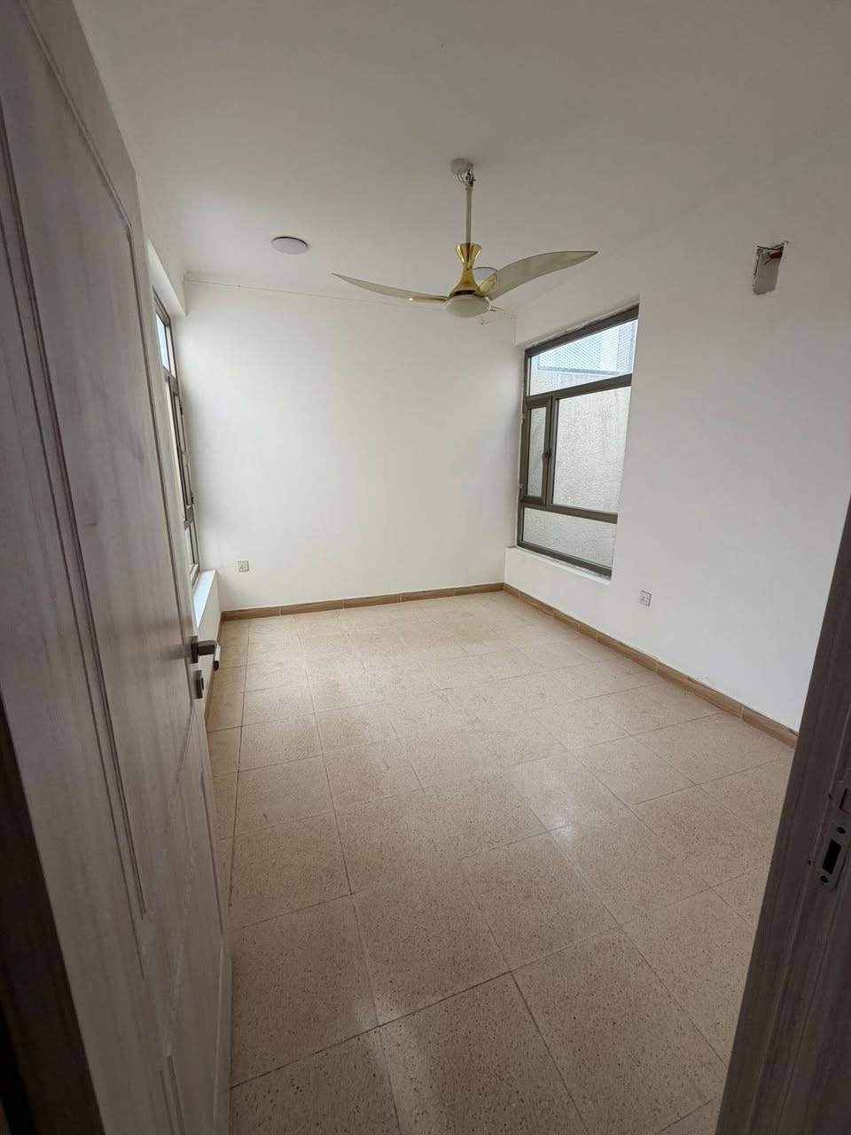 للايجار في السيدية ✅ ١٥٠م حديث مودرن 
يحتوي ٥غرف نوم و٣ حمامات
للاستفسار الاتصال على ***********
مكتب المصطفى للعقار ـ سيدية مقابل لحوم جويلي
