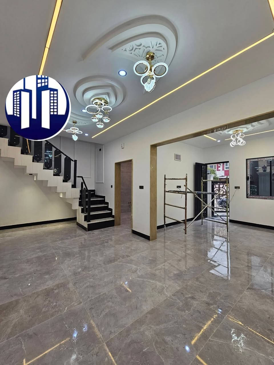 ---- عقارات الموصل الحدباء ----
       🏠💥 للبيع 💥حي السكر💥🏠
🔴️ مساحـة 100متر 

🔴️الواجهة 7.5متر

🔴 الإتجاه قبلة

🔴شارع تبليط بعرض 12متر

🔴طابقين 4غرف 

🔴الطابق الأرضي غرفة نوم هول صحيات مطبخ مناور كراج إستقبال 

🔴الطابق الثاني 3غرف نوم صحيات هول مناور بيتونة 

🔴 تحويل مباشر او قرار التمليك 
          ///////////////////////////////////
 لمعرفة التفاصيل والسعر يرجى زيارة المكتب او الاتصال على 
 الرقم       ***********

🔴 نستقبل جميع طلباتكم وعروضاتكم....
