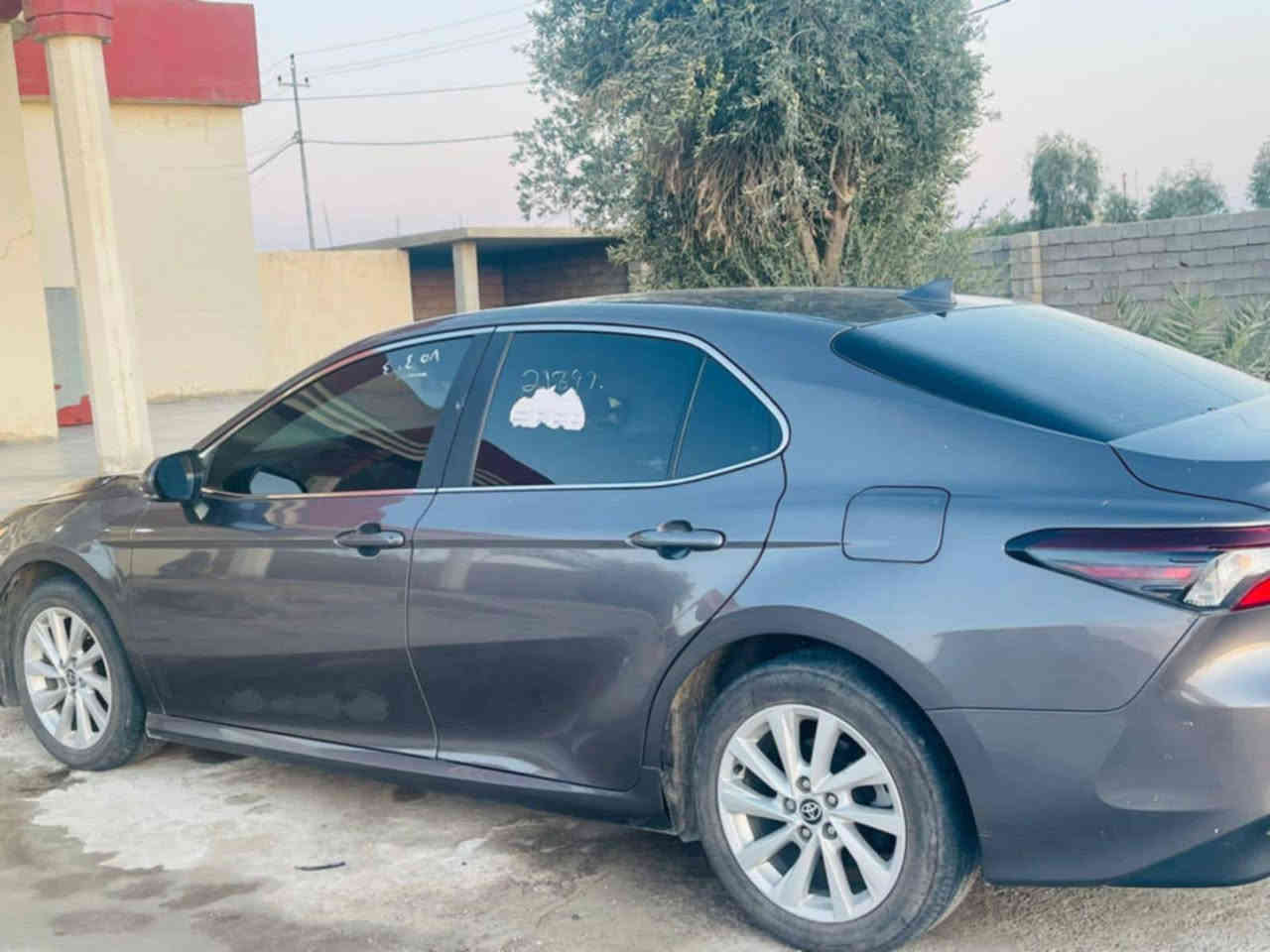 السلام عليكم 
للبيع 
كامري موديل 2023 مواصفات LE مرقمه معوقين نينوي دولي شرط الوكاله ام الباركود
 ماشيه 79 الف 
بيها قطعتين بونيد وچاملق اليسار صبغ 
السياره جاهزه درهم ما تصرف عليها 
صور الضرر مرفق بالمنشور 
السعر 185 وبيها مجال 
وترهم مقدمه دفتر والباقي وعده او اقساط شرط الكفيل 
عنوان السياره صلاح الدين ناحيه الزويه 
للاستفسار الاتصال على الرقم التالي 
‏‪0782 919 5297‬‏
