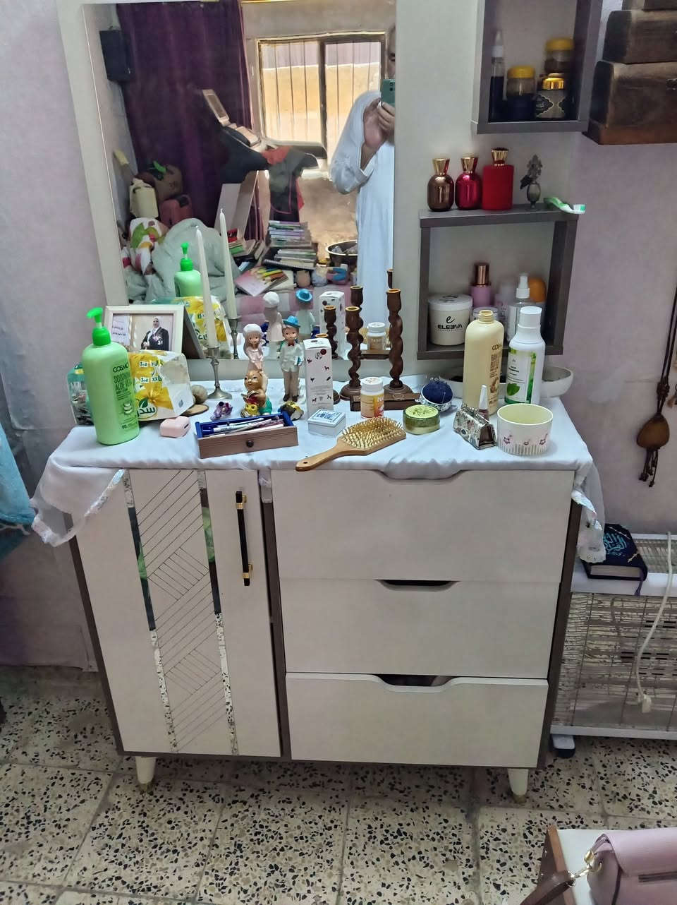 يوجد كنتور ثلاث أبواب تركي كنتور بابين وميز تواليت عدد ٢ وسرير حديد تركي  وجزامه تركيه للبيع  للي يرغب بالشراء الاتصال على الرقم ***********
