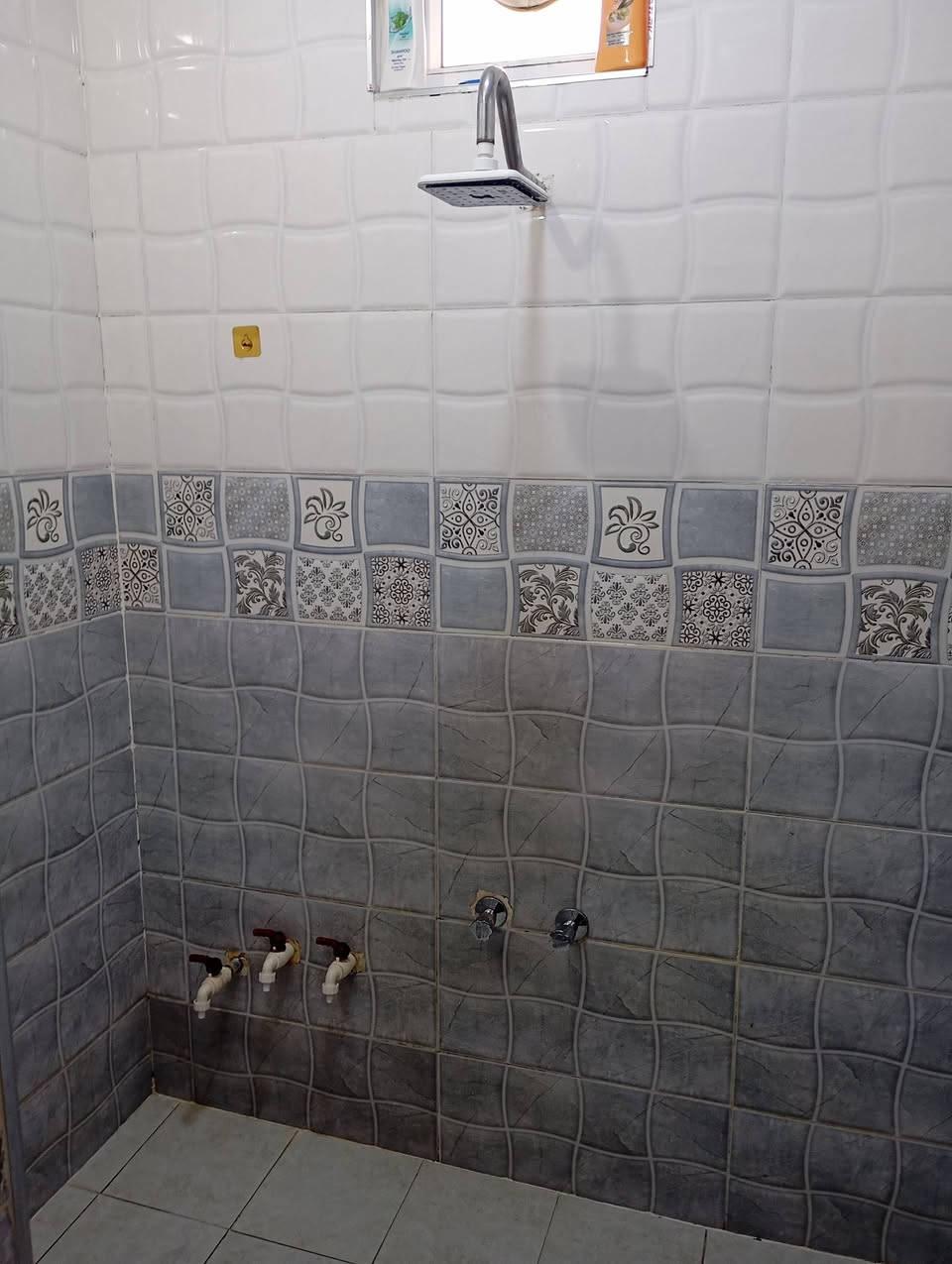 السلام عليكم ورحمه الله وبركاته بيت للبيع في بهرز منطقة برغه المساحه 100م طابقين كامل مكلف بالنشر رقم صاحب البيت ***********
