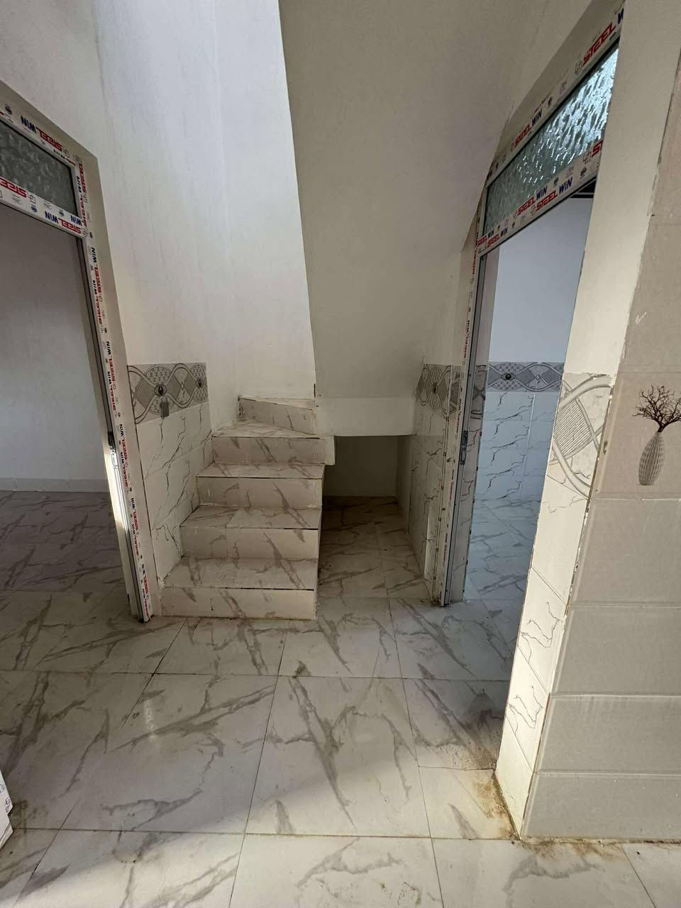 السلام عليكم
🔴🔴🔴
دار للبيع مساحه الدار 55 متر موصل حي الانتصار ***********
***********شارع 30 قرب سايدين معمل الغاز الدار يتكون من 
غرفه نوم 💤 واستقبال وهول ومطبخ وصحيات وبيتونه
سند طابوالزهور شرط التحويل👉 سعر الدار 43 وبي مجال للاستفسار الاتصال الارقام التاليه✅👉👉 
***********
***********
مكتب عمر غالب لتجاره لعقارات
العنوان حي الانتصار شارع 20
خلف جامع خلفاء الرسول
