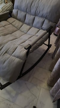 كرسي هزاز مستعمل نضيف حديد مو خشب يتحمل نفرين السعر 120 وبيه مجال  الع...