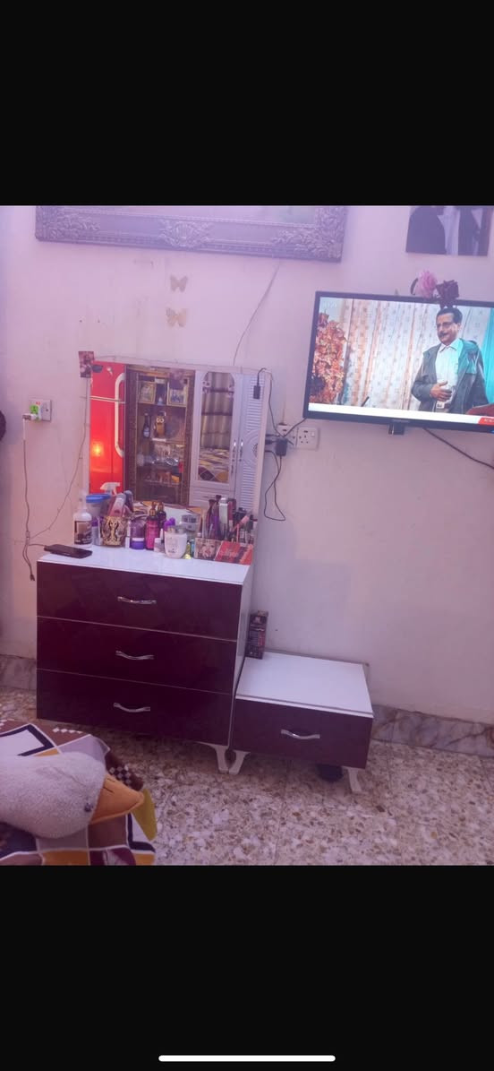سلام عليكم غرفه نوم تركيه نضيف واستعمال قليل ومابيهه ضرر السعر 230 وبيهه مجال بسيط العنوان بغداد حي اور الرقم ***********
