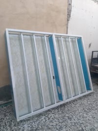 ميز المنيوم • نضيف جدا • يم الجسر