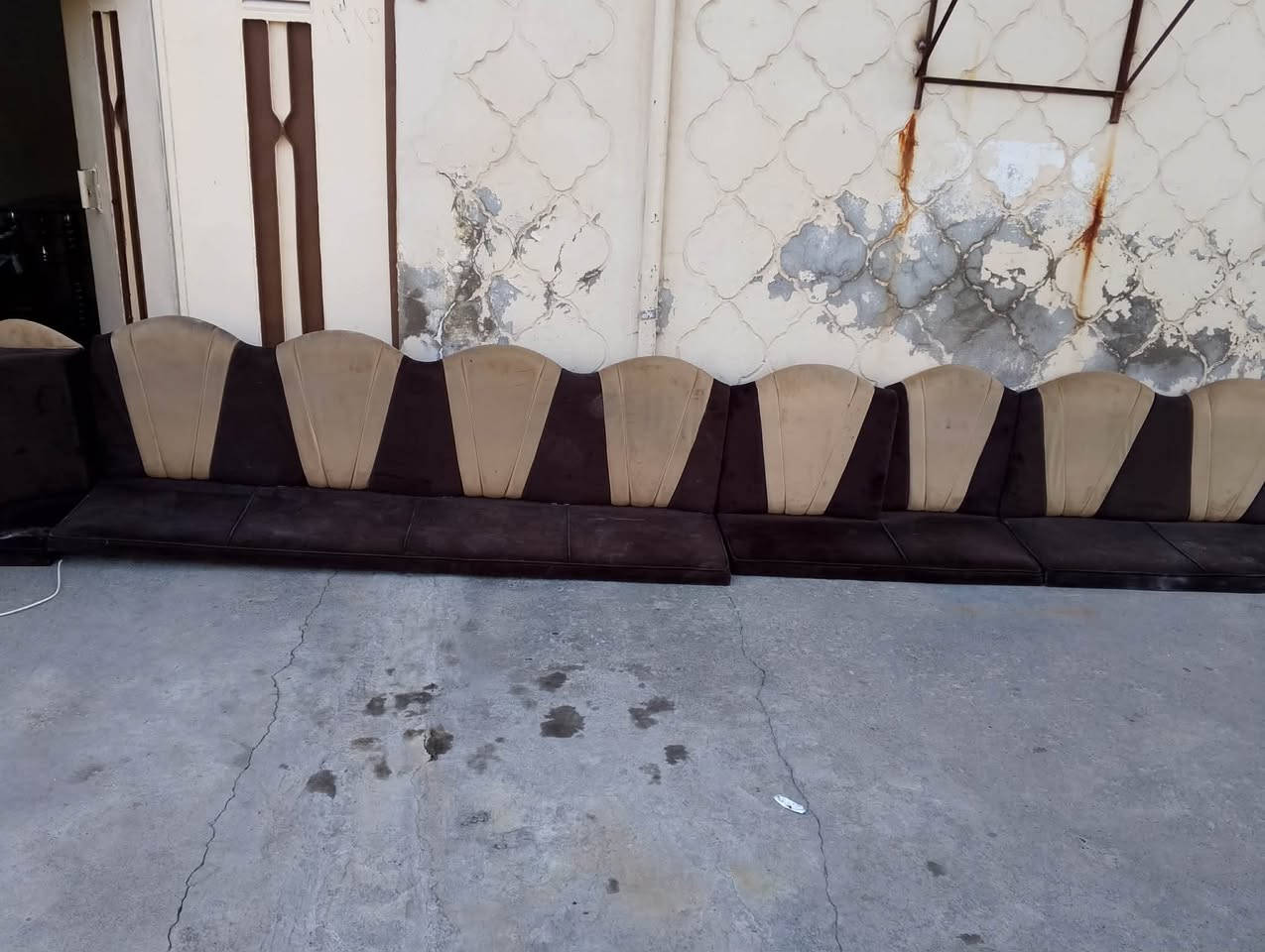 طخم للبيع ارضي نضافه 80 بل 100 قياسها 5 امتار بس يرادلها غسل مكانها موصل الايسر كراج شمال 60 بيها مجال رقم هاتف ***********
