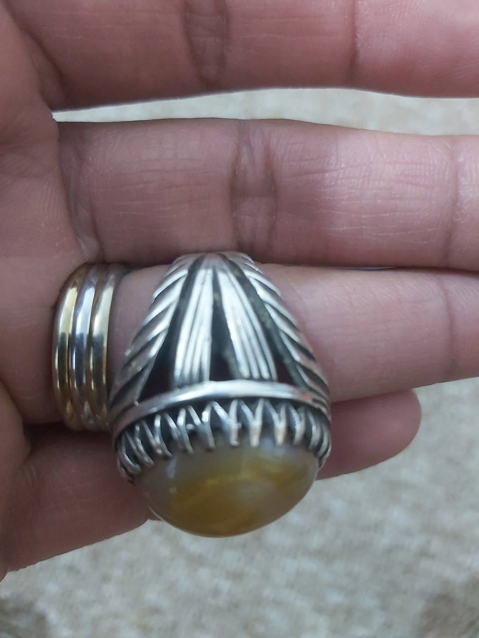 السلام عليكم ورحمة الله وبركاته 
محبس ( خاتم ) صياغة يدوية ثقيله وجميله تحفة  #للبيع


**إذا كنت صاحب هذا الإعلان وتريد حذفه لأي سبب، رجاءا أرسل رسالة إلى الدعم الفني**