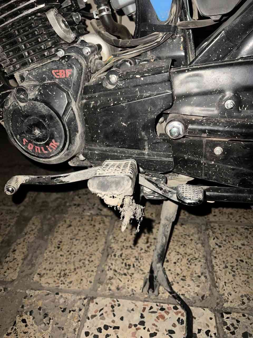 دراجه سونك  موديل 2025خمسه كير ضاغطه وزنجيل الدراجه كله برغي ما مفتوح بيه مكينه خير من الله لا تنقيص ولا تبخير  واديرله كله موتل وكل عشر ايام او 12 يوم ابدل  الدراجه ادوات ادوات ادوات عندي بيه بس الوصل مال شراء شاشة تحكم السرعه والنمر والباتري والبانزين  وتصفير العداد بصمه تشغيل عن بعد واطفاء ونضام سرقه  صار شهر ونص من نزلتنه رمبه على ايدي وخير من الله بيه بس هذن القطعتين معوجات موضحه بل صوره تاير خلفي جوبلس امامي جوب نكره سلف والكهربائيات كله شغاله سعره 900 الرمبه سعره 1150  هاي هم زيرو ولحد يجي ويكلي الجديد هلكد وهلكد هذا سعر الجديد. ذكرته وسعري العارضه  مكاني بغداد ***********
