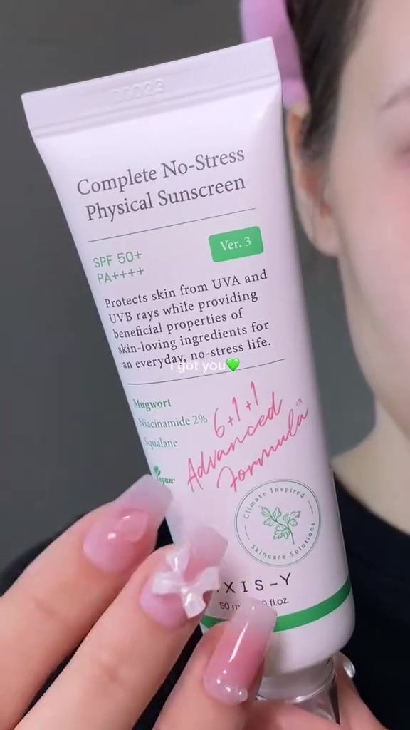 واقي شمس فيزيائي كوري من ماركة Axis-Y، اكسيزز واي 🦢⋆𐙚⋆🫦 
 حماية قوية (+SPF 50) ضد الأشعة فوق البنفسجية، وهو واقي "فيزيائي" يعكس الشمس ولا يمتصها الجلد 🇰🇷☀
المكونات الأساسية: نبات الموغورت (مهدئ)، 2% نياسيناميد (تفتيح)، والسكوالان (ترطيب).
نوع البشرة : مثالي للبشرة الحساسة، الدهنية، والمعرضة للحبوب.
القوام خفيف يشبه اللوشن، لا يترك ملمساً دهنياً، ولا يسبب انسداد المسام  نباتي (Vegan)، صديق للبيئة، وخالٍ من العطور والبارابين.
#اكسبلور #العراق 
﹏﹏﹏﹏﹏﹏˚ 𓇼𓈒𓏸🎅🏻⋆⭒˚♥𓇼𓈒


**إذا كنت صاحب هذا الإعلان وتريد حذفه لأي سبب، رجاءا أرسل رسالة إلى الدعم الفني**