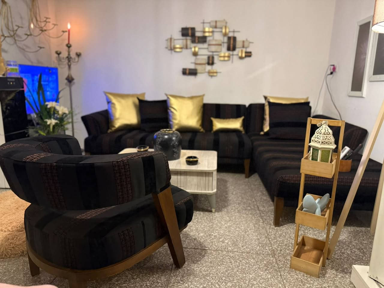 كورنر مع كرسي تركي سرير اي ظرر مابي تكمه وثكيل بشكل هيكله كله خشب زان حتى الأرجل خشب مو بلاستك سفنجه سوفت لونه جوزي واسود مكان بغداد الشراي يتفظل خاص


**إذا كنت صاحب هذا الإعلان وتريد حذفه لأي سبب، رجاءا أرسل رسالة إلى الدعم الفني**