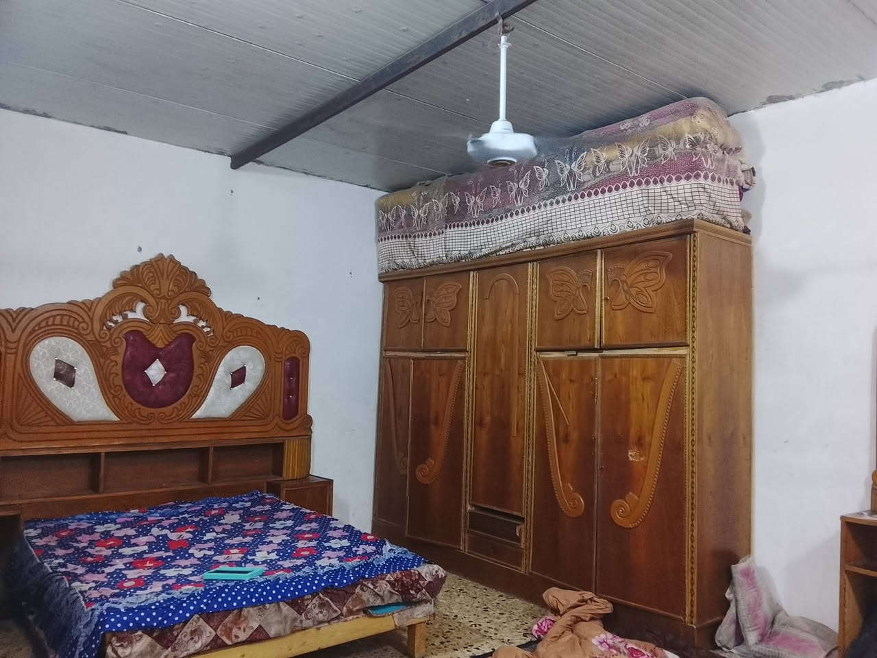 السلام عليكم بيت للبيع مساحته 100متر في العبيدي شارع السينالكو التصوير واضح البيت ثالث بيت عله الشارع خدمات خير من الله لبيت 26وبي مجال ***********للبيع أو مرواس حسب لقناعه
