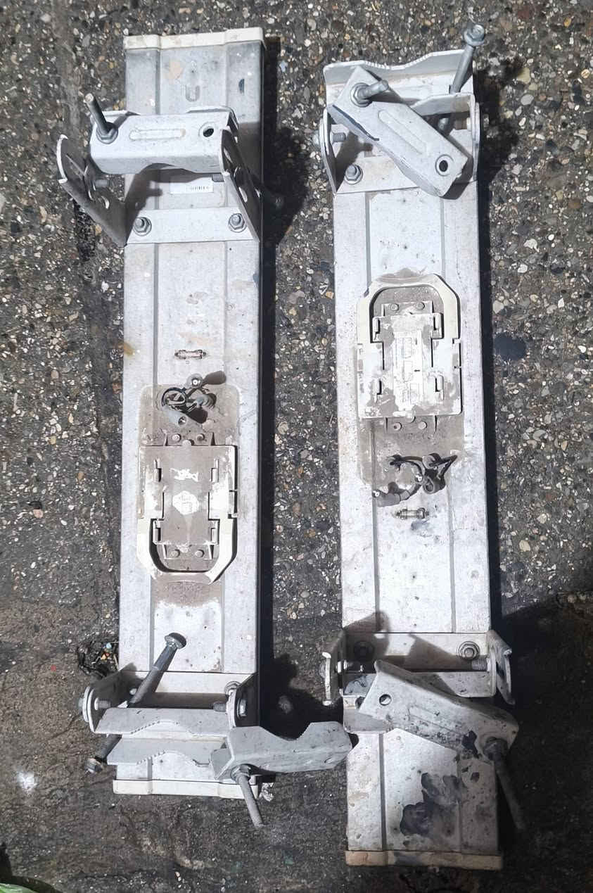 سلام عليكم 
سكاتر زويه 90 ثنين وحد مكسور وحد بي ثلمه 
سكتر زويه 90 نضيف سكتر زاويه 120 نضيف 
دش 30 نضيف توصيل موجود ***********
