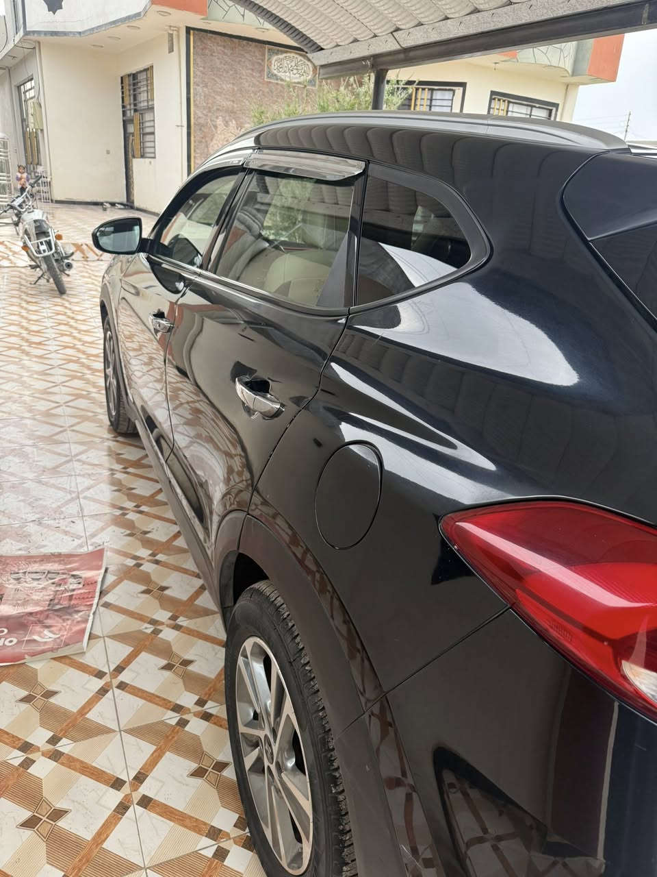 توكسان موديل 2017 رقم اربيل لون اسود وارد امريكي حادثهه بس بنيد مبدل السعر 160 للتواصل ع الرقم  ‭0771 435 4272‬
