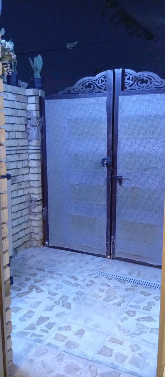 الدار للبيع المساحه 100متر الخدمات كامله ماء مجاري كهرباء تبليط شارع 10بيت كامل ماناقصه اي شيء بيت جديد بناء حديث البيت يحتوي على استقبال+صاله +ممر+غرفه +حمام داخلي+وحمام خارجي +مطبخ حار+العنوان منطقه سبع قصور مقابيل زنود الست الحمداني رقم الهاتف متواجد ع الواتساب تجي تشوفه احلا من الصور 