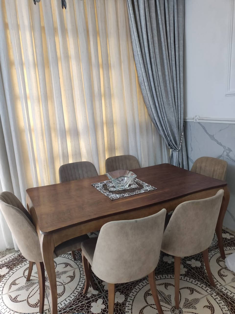 ميز طعام ٦ مقاعد نظيف جدا ..
*********** واتساب
