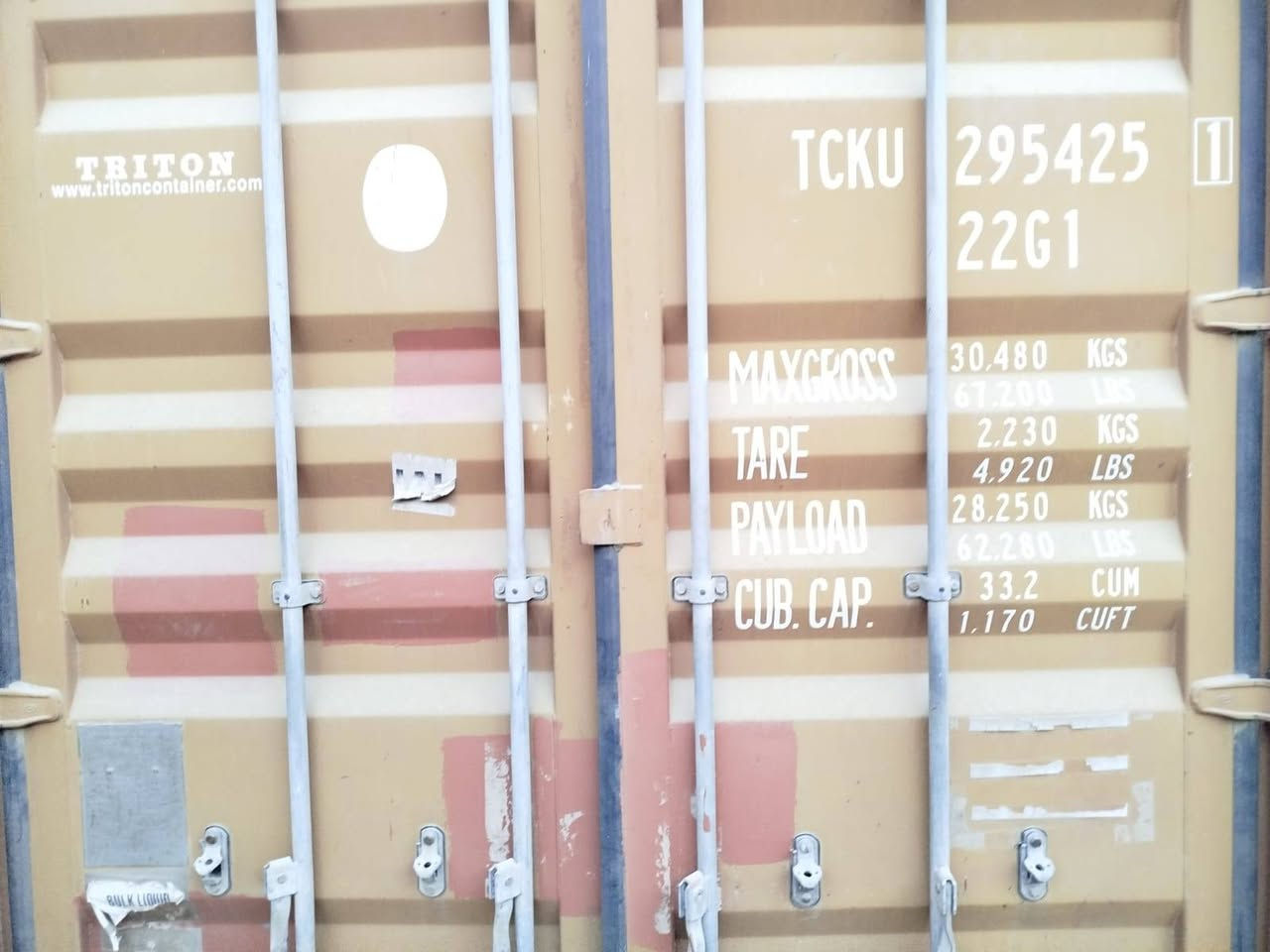 حاويه للبيع 6 متر عاليه جدا نضيفه موجوده بغداد / بغداد الجديدة السعر ١٨ ورقه  واتساب  ***********
