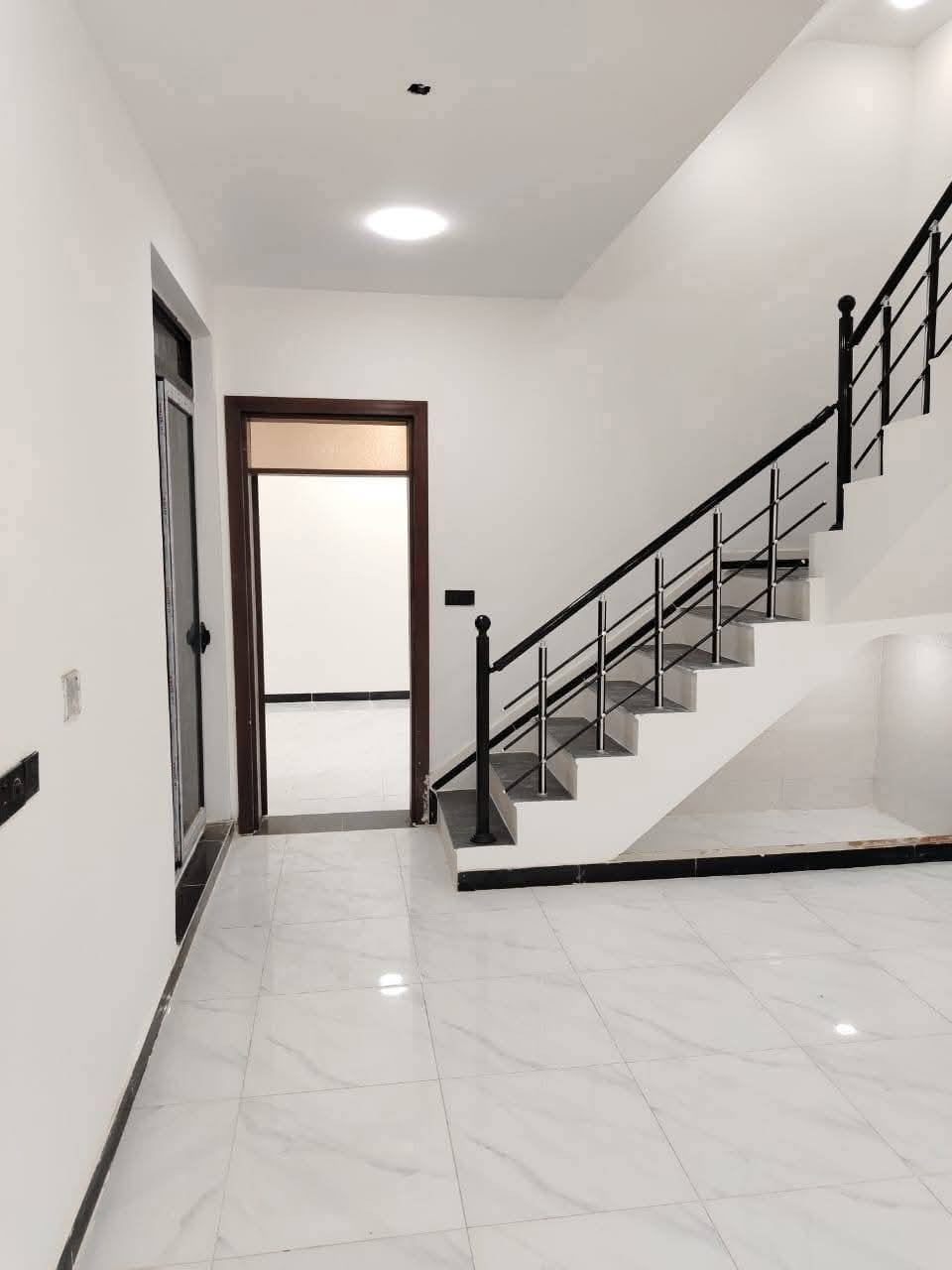 الدار للبيع موقع مميز .مجاور الركن
يتكون من 4نوم
 وصحيات عدد٢
استقبال .مطبخ 
وصالة مع بيتونة كبيرة 
البيت زيرو مامسكون .
العنوان الدورة مدخل البعيثة مجمع السلطان ***********
