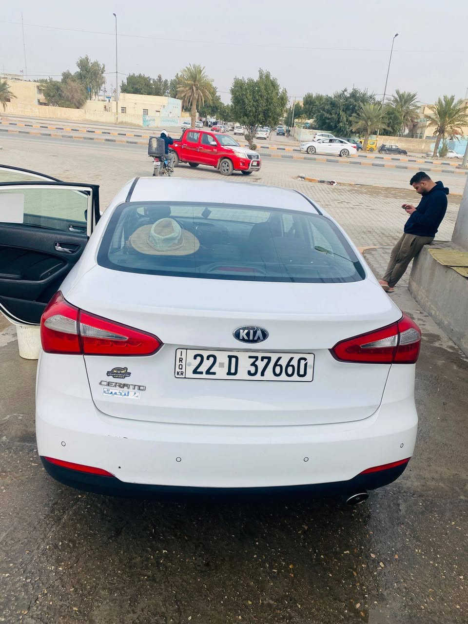 سلام عليكم شباب كيه سراتو مديل ١٤ سياره جديدة معنه الكلمه سياره كفاله بس البنيد براغيه مفتوحة مواصفات اربعه دسك ٥ تجاوي شاشة تحكم سياره جديدة اب معنه الكلمه بل عافيه الي ياخذههه السعر ١٢٢  رقم ***********
