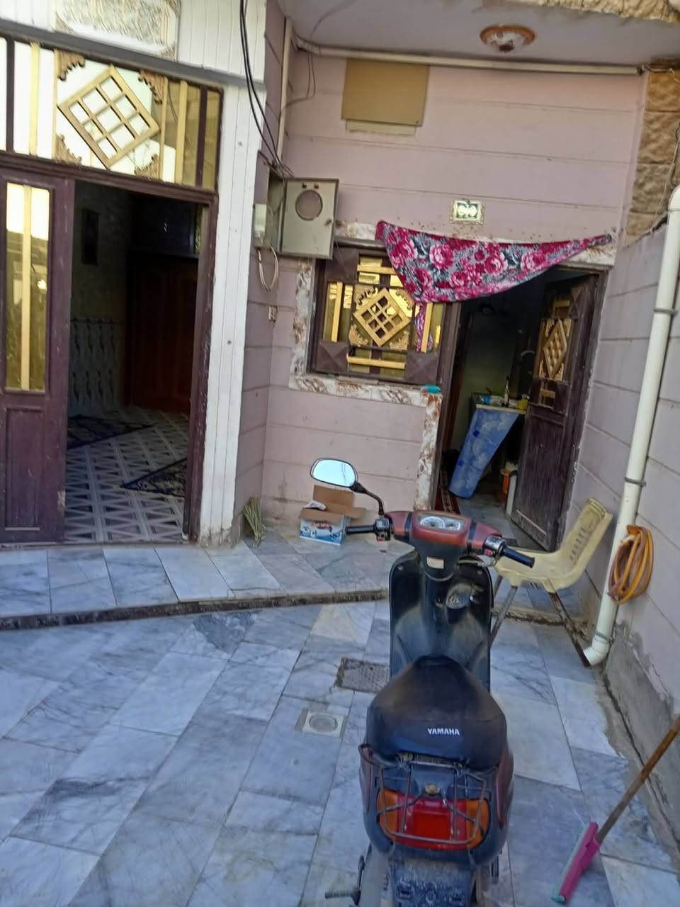 السلام عليكم 
مكلف بلنشر وهذا رقم ابو البيت
بيت للبيع مساحته 100م 
طابقين يحتوي غرفه وحده كبيره بلطابق الثاني 
والجوه صاله استقبال مطبخ صحيات  سند 25 
الشراي يتصل علرقم هذا رقم ***********
العنوان طريق البوبيات عمود 86بدايه الحر الصغير خلف اسواق السلطان
