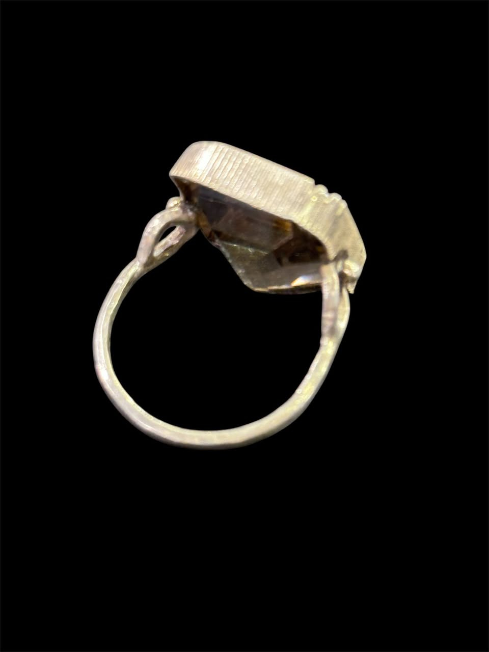 محبس    
صناعة يدوية 
-  فضة عالية /  925
- نوع الحجر  / حجر طبيعي نوع ( توباس )
- العنوان / بغداد / الكرادة / حي الوحدة . شارع سلمان فائق  (  مجمع بازار انتيك بغداد )  
   الطابق الاول  
  للاستفسار اكثر الاتصال لاستفسار اكثر الاتصال 
  ***********        
  *********** 
واتس اب او فايبر او مراسلة الصفحة.
