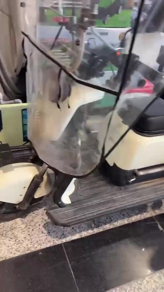 ماطور شحن 2 مقعد
الفيس3عجلات 
3 بريكات 
3 سرعات 
5 بطاريات 
يمشي 45 كيلو جديد كلش 
عنوان اربيل هفلان
فقط اتصال واتساب *********** ممتواجدين ع الفيس
