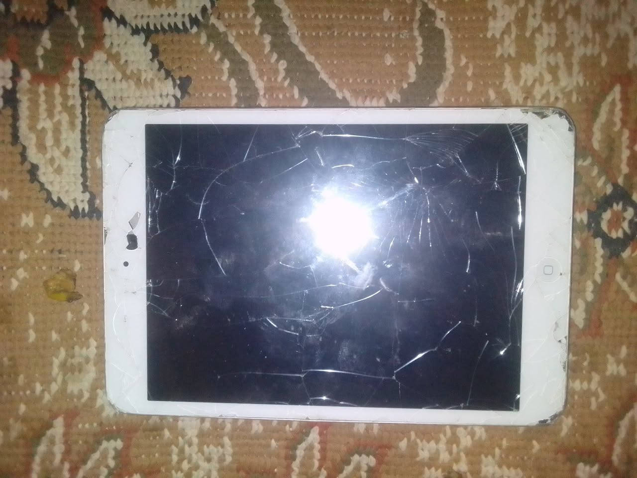 سلام عليكم 
ايباد البيع 
كلشي ما اعرف بيه الي يريده يطي سعر وياخذه 
عادي اراوسه بساعه ابل 
مكاني ميسان المجر الكبير 
هاذه رقمي ***********
