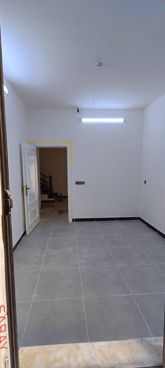 دار للبيع - مجمع السلام السكني (النجف )

306متر. 

مواصفات الدار خاصة :
• 6غرف نوم (3غرف بنظام سويتات )
• صالتين  + استقبال
• مطبخ 
• 5 مجاميع صحية
• حديقة أمامية وحديقة خلفية
• ساحة + سطحين 
.كراج سياره 

(بناء دار طابوك مع دكنك صب )
الدار جاهز للسكن  مطلوب للشركة 120 مليون 

ملاحظة : بدون كفيل 

مجمع السلام سكني راحة وهدوء 

موقع المكتب: الكوفة /حي كنده/ شارع كندة مول /قرب مركز صحي كنده/ مجاور مدرسة موسى ابن جعفر/***********
