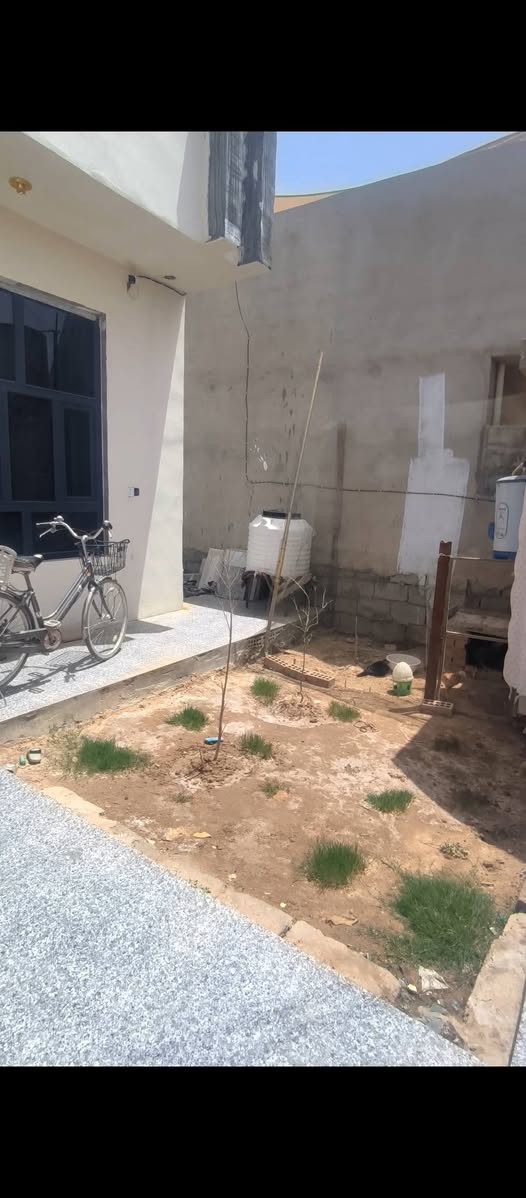 بيت للبيع الموقع ديالى بعقوبة بين حي المعلمين والكاطون خلف الشارع السايدين بثلاث افرع
طابو صرف سكني المساحة ٢١٨ متر الواجهة ١١،٥ بناء حديث قاط واحد استقبال و صالة وممر موزع على طول البيت و مطبخ وغرفتين نوم وحمام وصحيات و ترك كبير
الفرع ١٢ متر السعر ١٤٠  مليون وبي مجال تحويل مباشر
الكاونتر ومنظومة الكاميرات تبقى ويه البيت
للاستفسار ***********
