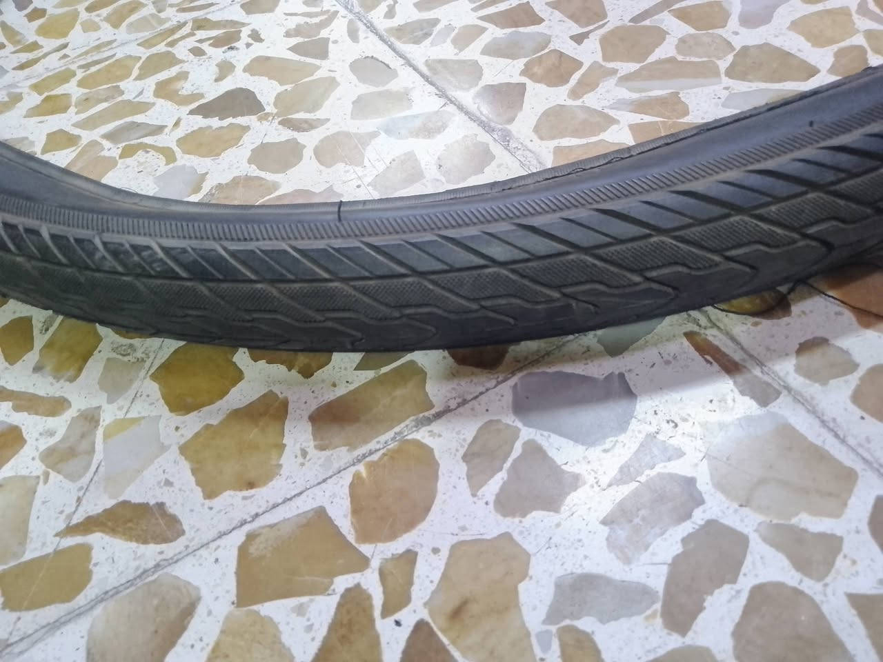 السلام عليكم 
دراجة #GlANT ماركةالعالمية ماركة غنية عن التعريف

صنع اصلي

بدالات السرعة ( الگيورة) 8X3 سحب دفع #شاشة حديث 

ويالة زوم طبقتين دبل مخصصة لتحمل الاوزان الثقيلة والطسات

تايرات كتان اصلية احترافية من ماركة #KENDA ضد البناچر 

سرج طبي اصلي ...ستيرن ورقبة احترافي نفخ...فول كامبليون 

🔴الدراجه نظافتها 95٪ شرط بلنايلون نظيفة بمعنى الكلمة 

🔴وضع شركة بدون اي نقص كاملة وجاهزة ع الاخير 100٪

المكان موصل الجانب الايسر....السعر 260 

 رقمي *********** 

وعندي زوج تايات  تايون  السعر 40
