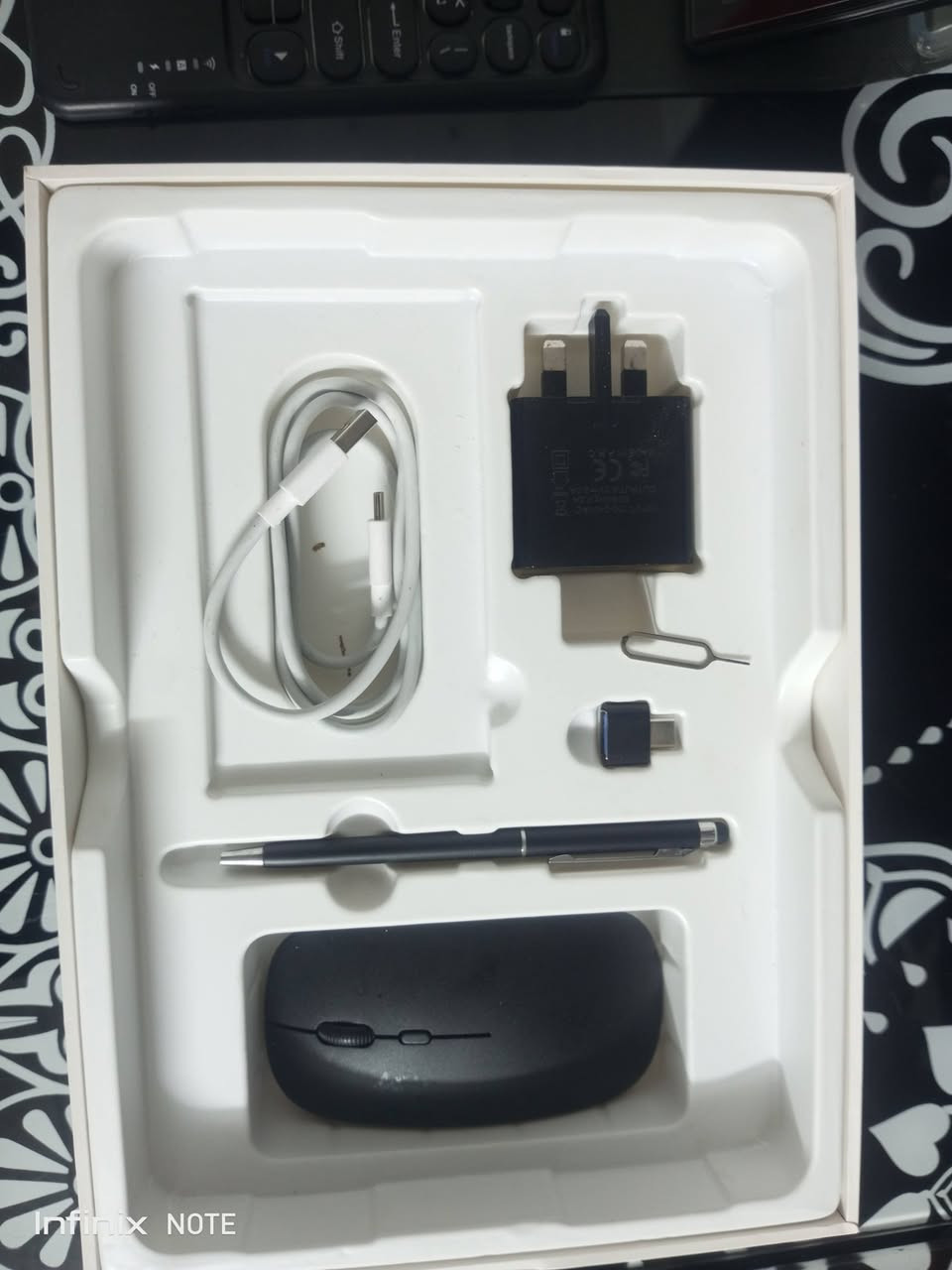 عرض مميز (للبيع أو المراوضة) - X Pad Air 6 بمواصفات عملاقة
​الوصف:
للبيع أو الاستبدال (مراوضة) بلابتوب، جهاز X Pad Air 6 بحالة ممتازة، يجمع بين قوة الأداء للدراسة وسلاسة اللعب في الألعاب الثقيلة مثل PUBG.
​المواصفات الفنية:
​الذاكرة التخزينية: 512 جيجابايت (مساحة هائلة لكل ملفاتك وألعابك).
​البطارية: 6000 mAh (صمود طويل للاستخدام المكثف).
​المتانة: تصميم خاص ضد الصدمات لتحمل العمل الشاق.
​الملحقات الكاملة (Full Accessories):
الجهاز يأتي مع كامل عدته التي تجعل منه "لابتوب مصغر":
​لوحة مفاتيح (Keyboard) أصلية.
​قلم ذكي (للرسم والكتابة والملاحظات الدراسية).
​ماوس لاسلكي.
​شاحن أصلي.
​حماية شاشة (لزقة) + كفر دفتري راقي.
​ملاحظات إضافية:يحمل شريحتين الاتصال 
​الاستخدام: مثالي جداً لطلاب الجامعات والمدارس، وممتاز جداً لمحبي الألعاب.
​الموقع: الموصل.
​خيار المراوضة: متاح الاستبدال بلابتوب (مع الاتفاق على التفاصيل).


**إذا كنت صاحب هذا الإعلان وتريد حذفه لأي سبب، رجاءا أرسل رسالة إلى الدعم الفني**