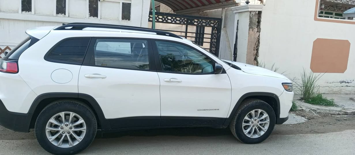 🚘 للبيع – جيب شيروكي موديل 2022  

Latitude – وارد خليجي – فول مواصفات  
السيارة باسم دكتورة – تحويل ثاني يوم  
ماشية فقط 60 ألف كم  
6 سلندر – محرك 3200  
رقم أربيل دولي  
السيارة نظيفة جداً – مامتعوبه – نضافة فول  
استعمال مرتب – جاهزة من كلشي  

📞 للتواصل اتصال مباشر: ***********  
💵 السعر المطلوب: 160 ورقة  

#جيب #شيروكي #Cherokee_2022 #سيارات_العراق
