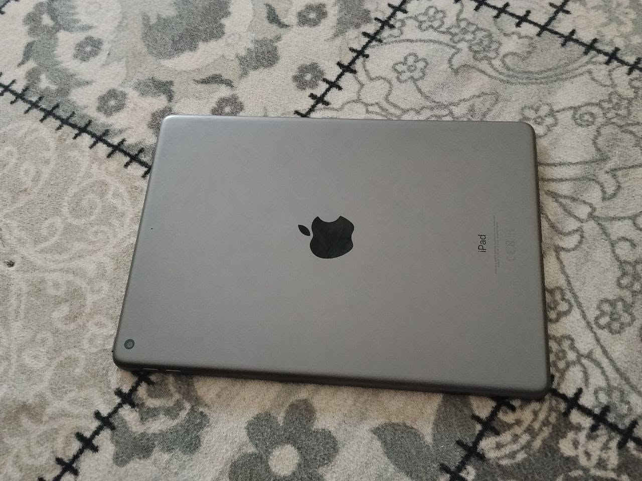 ايباد9 للبيع 
بطارية (98%) مساحته (64GB) يحتوي على بصمة مدمجة بزر التشغيل 
جهاز نظيف واستخدامه قليل ما داخل صيانه ابد ومابي كل خدش لا بالضهر ولا بالشاشه مثل ما موضع بالصور  يحتوي على كفر ضهر وشاشه ويصير ستاند 
سعر الجهاز 300 
مكاني النجف الاشرف ناحية الرضوية 
للاستفسار ***********
الشراي يتصل وبي خير ويدلل
