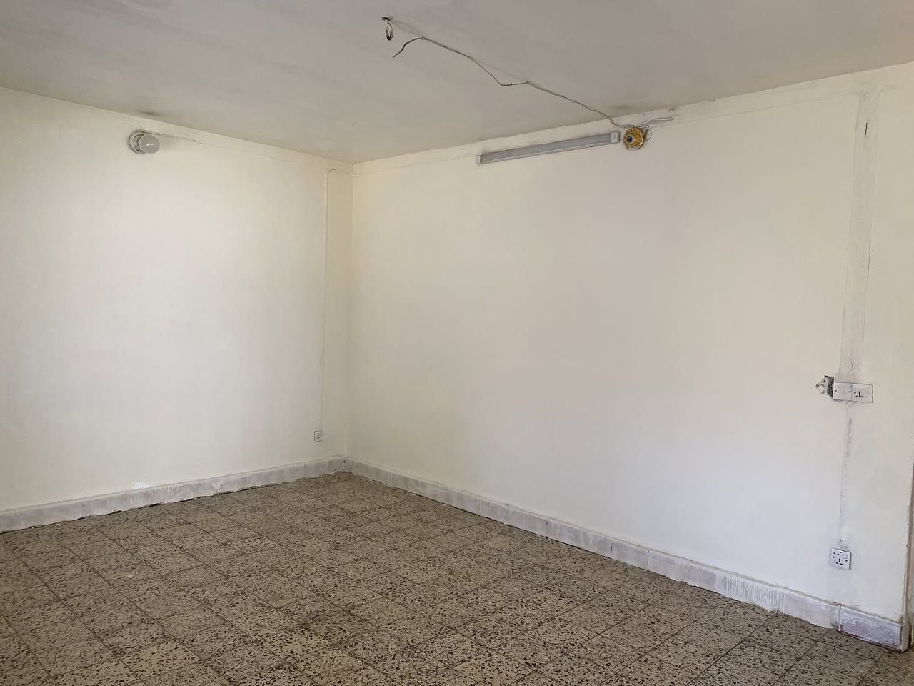 الدار للبيع المساحة ٣٠٠ متر طابوا ملك صرف
الموقع الانبار الرمادي السكك
يحتوي على صالة ، ثلاث غرف نوم ، مطبخ ، حمام ، بيتونة
كراج ، حديقة وترك جانبي. 
للاستفسار التواصل على الرقم ***********
