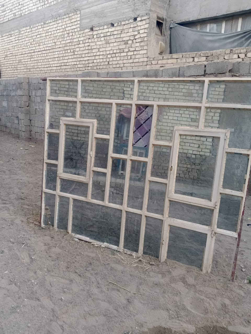 السلام عليكم شبابيك نضيفه من دون اخياس حديد اصلي ارتفاع مترين 200/ وعرض 250 مترين ونص للبيع  العدد (3) شبابيك ***********/ العنوان بغداد
