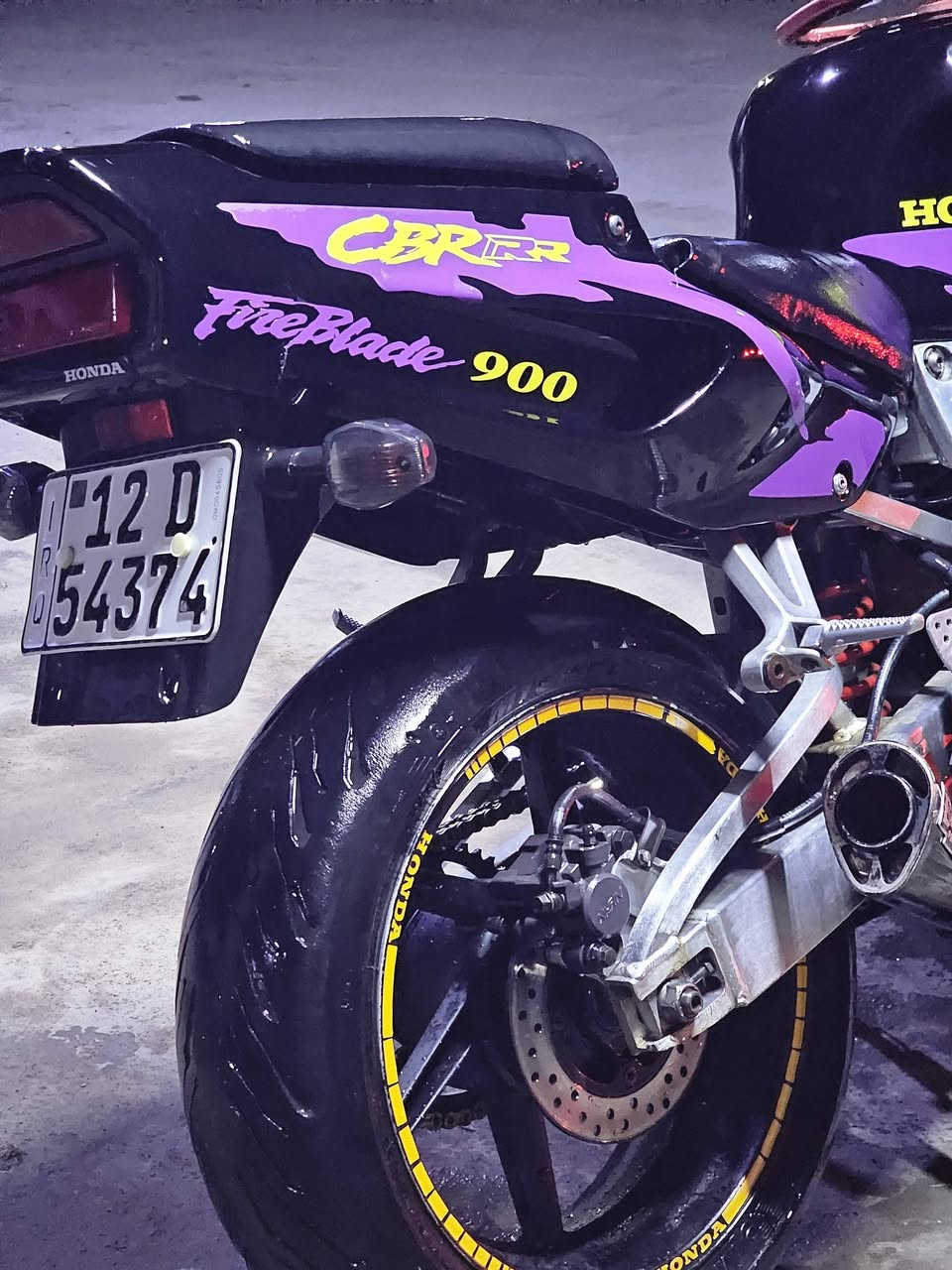 سلام عليكم HONDA 900 rr للبيع
((((رقم وسنوية شرط التحويل))))
مكينة وكير بالباكيت عليها ادامة كاملة ربع ما يعوزها 
دهن موتل مبدله قبل يومين وفلتر اصلي ومي زيتي
صالنصة بروكس صوت طرب💤💤
طخم بلكات NGK موسسه اصلي نكرة سلف بكل وقت
لايت زينول ولد احمر شيطان
تواير جدد مري بلادي بريكات امامي خلفي سرعة 300💀
((مكانها موصل)) ((وسعرها خااااص))
الي يريدها يخبرني ويشلع عيوني
***********
***********
