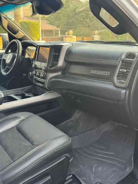 سلام عليكم
دوج رام ١٥٠٠ سبورت 
٢٠٢١ 
ماشيه ٤٢ كيلو 
وارد كندي محرك ٥.٧ 
فور ويل السياره 
كشنات جلد مريات شفط 
الحاردث مالته الديار مال سياره 
ايرباك برده بس طاك 
رقم شمالي مميز 
السعره 23 
***********
