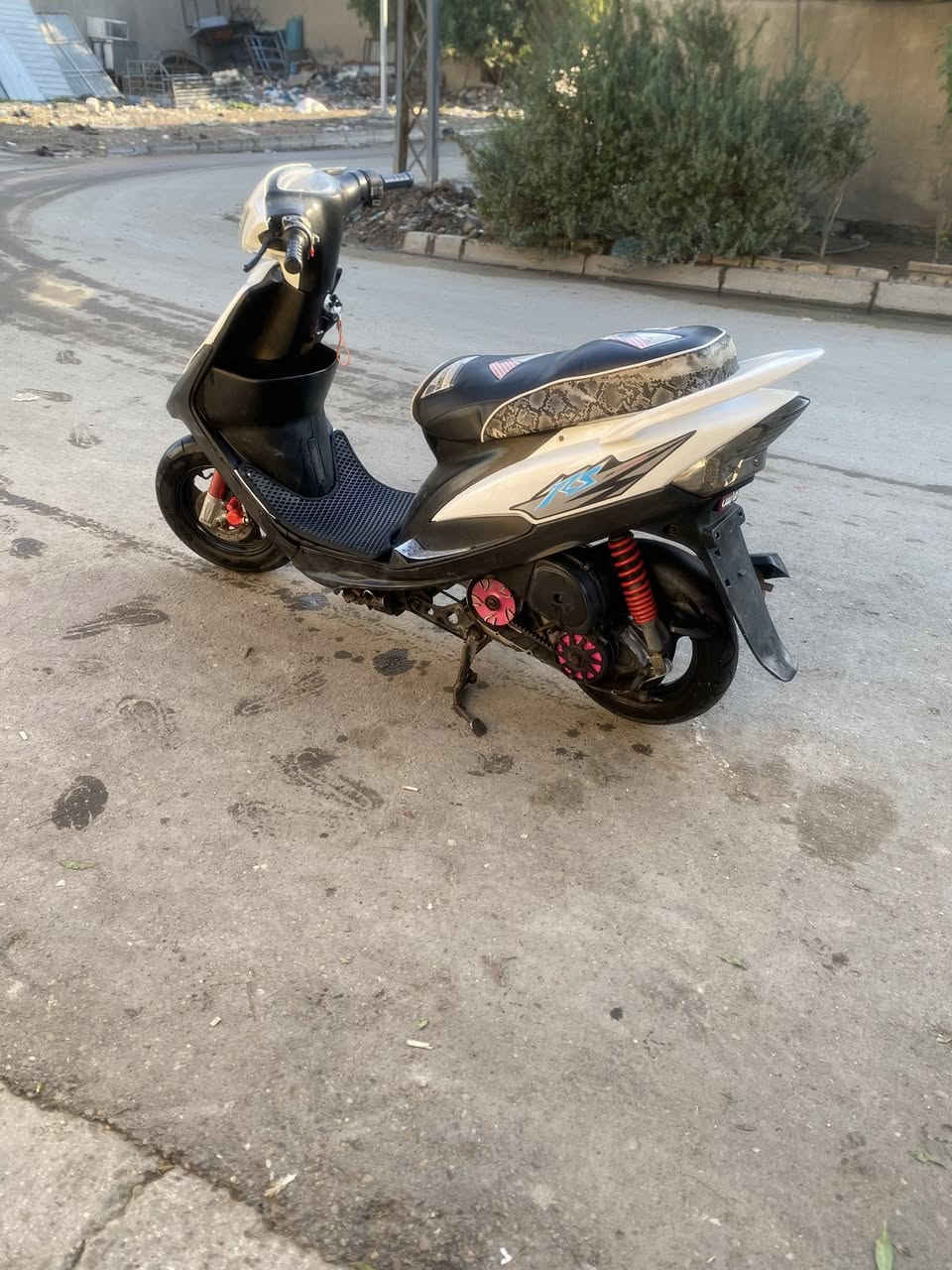 السلام عليكم ماكس عدله 120 مكينه بلاديه وخرسه  تخبلل دراجه كلشش نضيفه شوفت عينك كفرات نضافه 95/100 الدهن موتل ميحتاج اسولف عنه بيهة تزويد تايرات جلاتين اصليات امامي وخلفي  صدر رياضي كرزي كلجات wf رياضي كشن اربع ولفات الدراجه نص نكره بكل وقت قبق الهندر موجود الدراجه نقصه يرادلهة بس فايبرات مال كلج امامي تعبانات يرادلهن تبديل السعر خاص مكاني بغداد الحريه او لطوبجي موجود فيس ورقم *********** ماعندي واتساب
