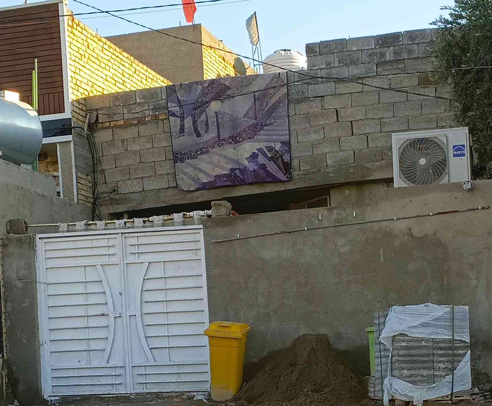 سلام عليكم دار للبيع مساحه 125 متر بيت كله كاشي تأسيس بواري ماء تأسيس كهرباء جديد يتكون من غرفه حولي مطبخ ترك. صحيات داخليه و استقبال كراج صحيات خارجية بيت طابوك فقط ستاره والبيتونه بلوك. نهاية شارع مسقط في جهة  القمانية كما موضع بل صوره سعر 45..الاستفسار الاتصال على الرقم  {‏‪***********‬‏}
