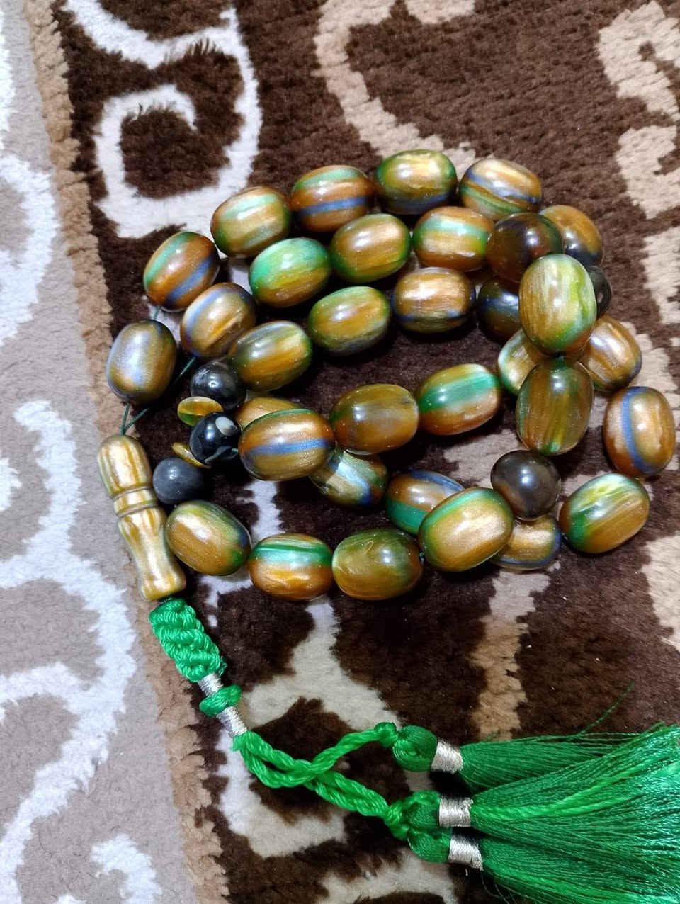 سبحه قديمه بيها 6خرزات قديمات
وخرزتين رصاصيات للمهتم واتساب ***********
